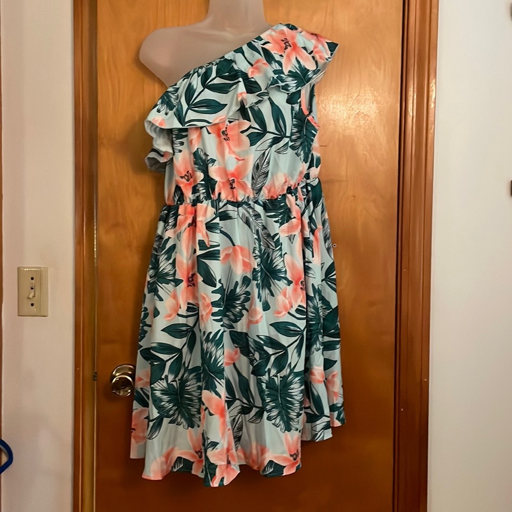 Beautiful asymmetrical floral dress with ruffle top and elastic waist
